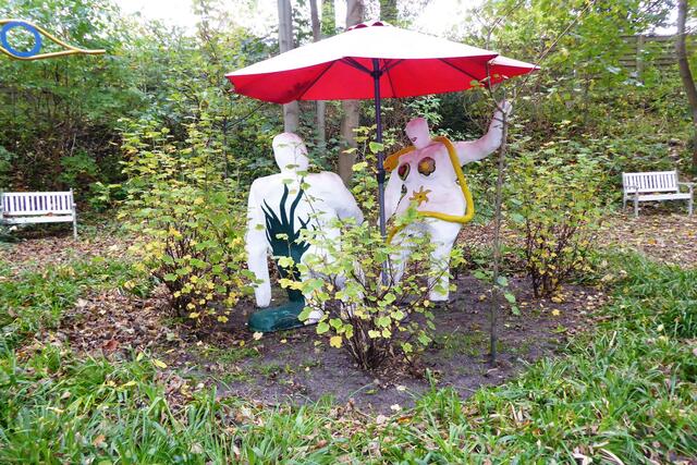 Skulpturenpaar „Adam und Eva“ von Heide Harras, Barbara Kück und Oda Offer-Hark.