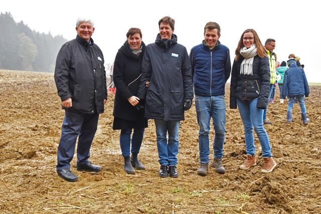 Freuen sich über die gemeinsame Aussaat: Josef Wetzstein von Bioland, Janina und Frank Schubert von der Biobäckerei Schubert und Bio-Landwirt Thomas Hammerl mit Partnerin. | Foto: Cynthia Matuszewski