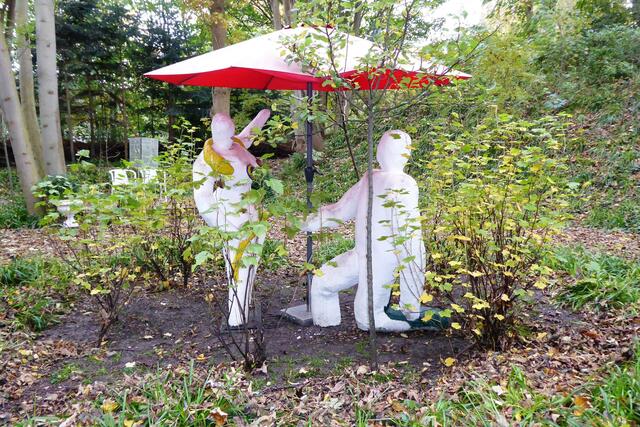 Skulpturenpaar „Adam und Eva“ von Heide Harras, Barbara Kück und Oda Offer-Hark.