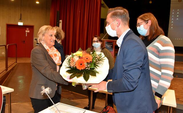 SPD-Vertreter gratulieren Gabriele Jakob zur Wahl als Vizebürgermeisterin.