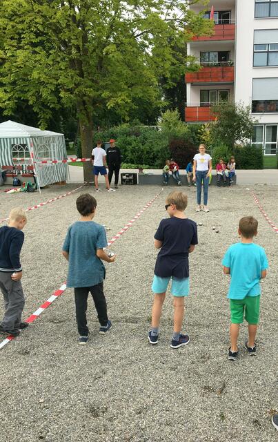 Beim Boulespielen im Sommer ließen die Kinder die Kugeln fliegen. | Foto: Andrea Gärtner