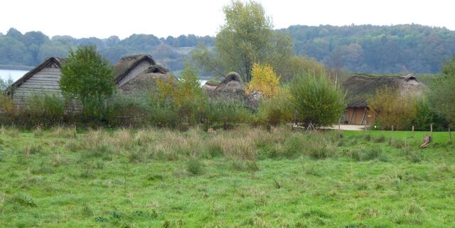 Der Wanderweg führt auch bei der Ausstellung Haithabu vorbei. Hier ist der Nachbau eines Wikingerdorfes zu sehen.