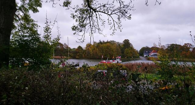 An der engsten Stelle der Schlei bei Missunde sorgt eine Fähre für eine gute Überfahrt.