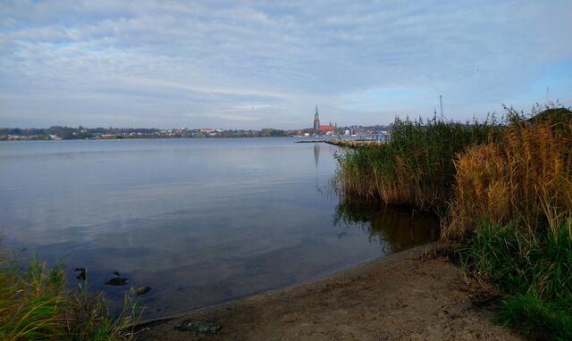 Der Wanderweg um das Haddebyer und Selker Noor gewährt einen schönen Blick über die Schlei nach Schleswig.