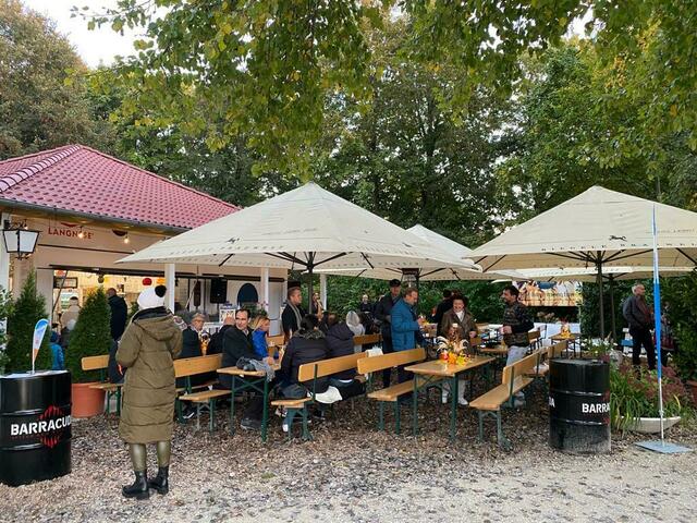 Leckeres Essen und Trinken sowie Live-Musik standen beim Herbstfeuer auf dem Programm