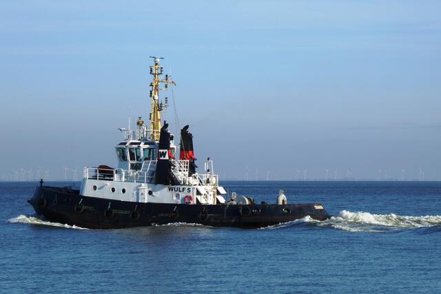 Wulf 5 (Otto Wulf GmbH &amp; Co. KG), Schlepper. Er wurde 1990 gebaut, hieß bis 2020 Stier und unterstützt nach seiner Überholung im Jahr 2020 Schiffe, die in den Cuxhavener Hafen ein- oder auslaufen. Darüber hinaus wird das Schiff für Verschleppungen auf der Elbe sowie in der Nord- und Ostsee eingesetzt. Bei einer Länge von 28 Metern und 9 Metern Breite fährt der Schlepper unter deutscher Flagge.