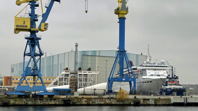 Noch liegt das ehemalige Wohnschiff „Superstar Libra‟ vor der Dockhalle. Hier  wird es für seine voraussichtlich letzte Reise vorbereitet, denn es soll vermutlich in die Türkei geschleppt und dort verschrottet werden. Foto: Helmut Kuzina