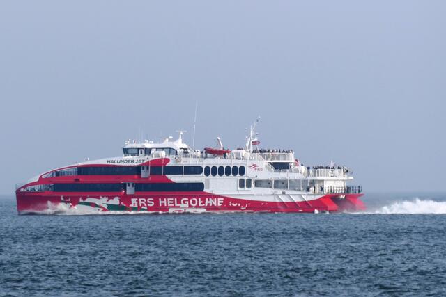 Halunder Jet (Förde Reederei Seetouristik, FRS Helgoline), Hochgeschwindigkeitskatamaran. Das Passagierschiff gehört der Larouzio Shipping Co. und hat den Heimathafen Limassol (Zypern).  Das am 28.04. 2018 in den Dienst gestellte Schiff fährt regelmäßig zwischen Hamburg und der Nordseeinsel Helgoland.