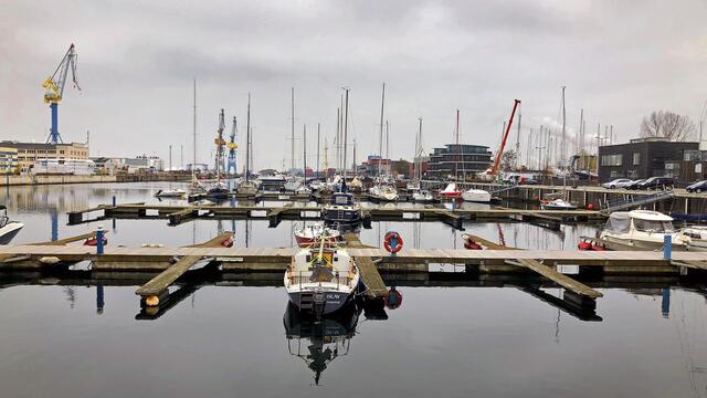 Nur noch ein paar Boote liegen an den Schwimmstegen des Westhafens. Foto: Helmut Kuzina