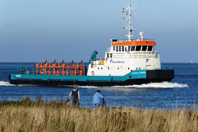 Coastal Legend (Acta Marine), Versorgungsschiff in Küstennähe. Es versorgt die Bohrinsel Mittelplate, wurde 1994 gebaut, 2012 generalüberholt und fährt unter niederländischer Flagge.