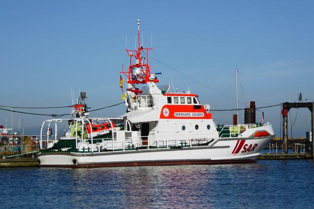 Bernhard Gruben (Deutschen Gesellschaft zur Rettung Schiffbrüchiger), Seenotkreuzer mit Tochterboot Johann Fidi. Stationiert ist das 1997 in Dienst gestellte Schiff im Außenhafen von  Hooksiel mit einem Einsatzgebiet  von dort südlich in die Jade hinein bis nach Wilhelmshaven. Nach Norden erstreckt sich das Gebiet an Mellum, Minsener Oog und Wangerooge vorbei bis weit in die Deutsche Bucht hinein. Hier liegt sie bei einem Besuch in Cuxhaven im Fährhafen.