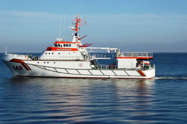 Hermann Marwede (Deutschen Gesellschaft zur Rettung Schiffbrüchiger), Seenotkreuzer mit Tochterboot. Die Stammbesatzung des auf Helgoland stationierten  46-Meter-Seenotrettungskreuzers besteht aus 16 Nautikern und Technikern. Er ist jederzeit sofort einsatzbereit. Jeweils sieben Seenotretter haben 14 Tage lang rund um die Uhr Dienst an Bord. Hier verlässt es den Hafen von Cuxhaven zum Dienstort. Luft- und Seerettungsdienste nutzen SAR als Abkürzung für Search and Rescue (englisch für: Suche und Rettung).
