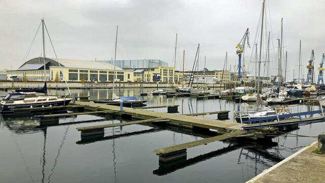 Schwimmstege am Ostkai des Westhafens. Foto: Helmut Kuzina