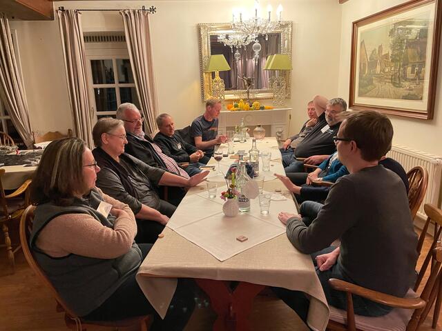 In großer Runde (11 Personen) wurde Erichs Lieblingsspiel Finger weg! gespielt!