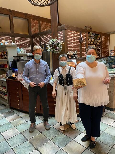 Am Ende gibt es bei der Verabschiedung ein Trinkgeld fürs Personal - diese Mal in einer tollen Schatztruhe von Beate | Foto: Birgit