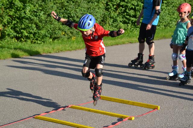 Schließlich beherrschten die Sportler sogar richtig weite Sprünge.