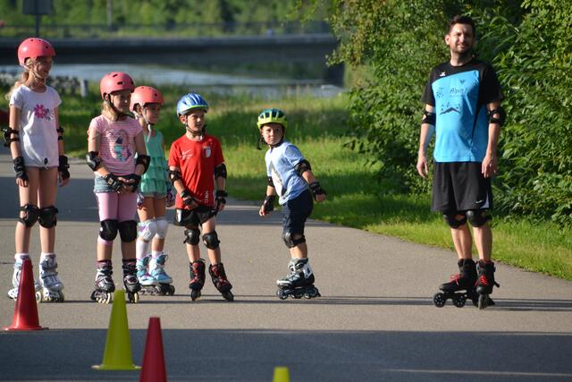 Mit verschiedenen Hilfsmitteln wie beispielsweise Kegeln wurde den Kindern spielerisch gekonntes Inline-Skaten beigebracht.