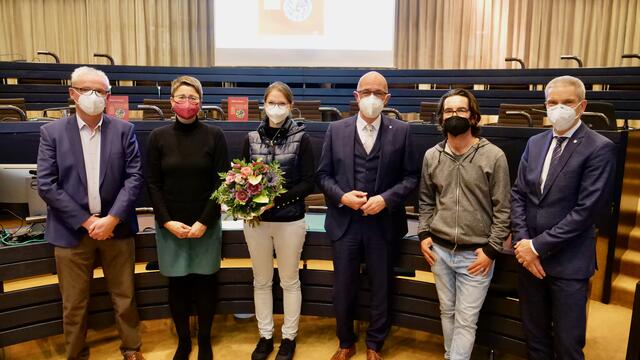 Landrat Dr. Klaus Metzger bedankt sich im Kreis der Mitarbeiter des Landratsamtes Aichach-Friedberg bei der Kühbacher Nachwuchshistorikerin Theresa Hauck (3. von links) - stellvertretend für sieben weiteren Autorinnen und Autoren – die Beiträge zum neuen Heimatbuch „Altbayern in Schwaben“ geliefert haben. | Foto: Ecki Diehl