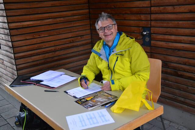 Pressewart Peter Metzger freute sich über die überraschend zahlreichen Anmeldungen zum Skikurs- und Schneeschuhangebot der Abteilung Alpin.