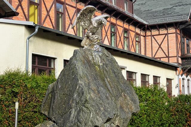 Habicht vor dem Hotel Habichtstein in Alexisbad