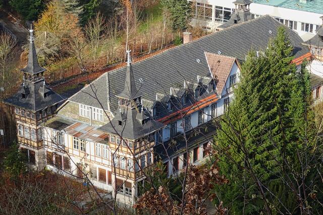 zu DDR - Zeiten war es ein Erholungsheim der Deutschen Reichsbahn. Nach über 30 Jahren Leerstand ist der Zerfall kaum noch aufzuhalten.