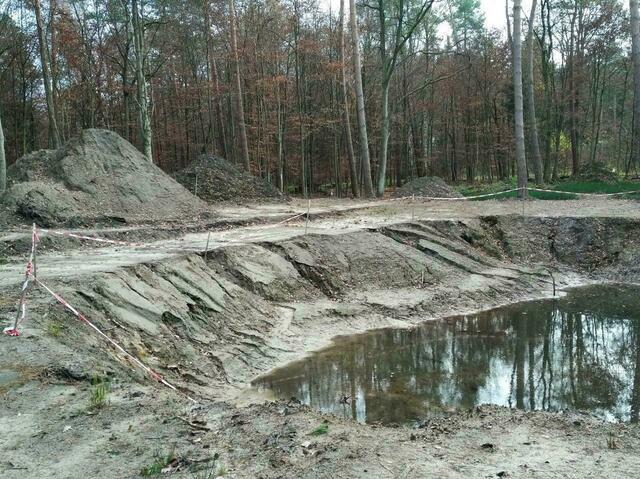 Tonnen von Sand von der Ausspülung am Rand haben die Gewässertiefe merklich verringert.
