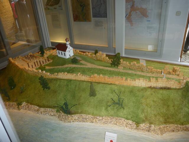 Lorenzberg mit Ummauerung 4. Jahrhundert. Darstellung im Museum in Epfach.