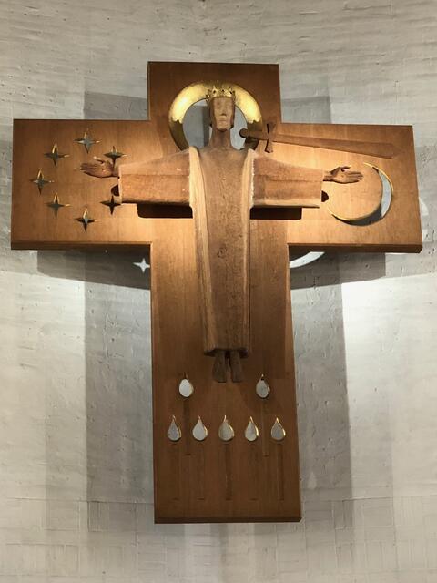 Der Mittelpunkt des Gotteshauses: Das mächtige Christkönigskreuz über dem Altar.