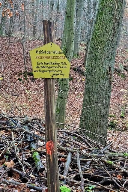 hier wird im oberen Hohensteintal an einem wüstes Dorf erinnert