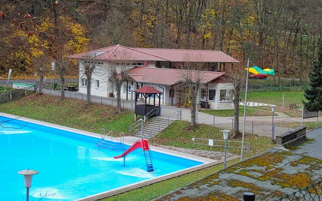 Waldbad, rechts ist der Campingplatz