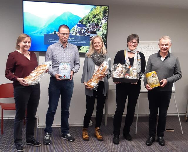 Bei der gemeinsamen Komiteesitzung im Oktober gab's auch Geschenke für die Freunde. | Foto: Partnerschaftskomitee