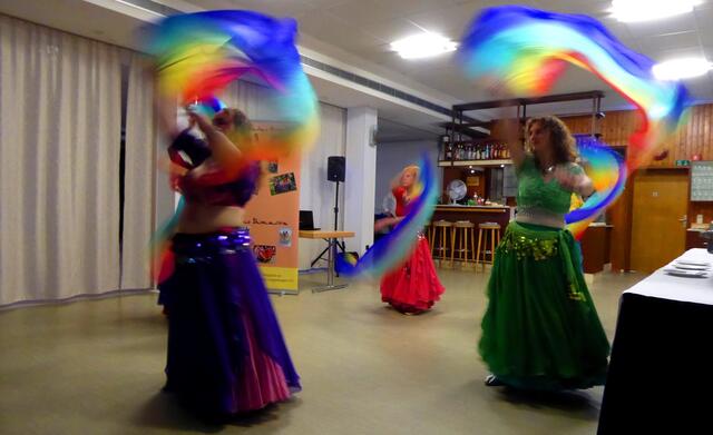 Beim Bürger- und Heimatverein: Beim Schleierfächertanz sind nur drei Tänzerinnen mit aufs Bild gekommen.