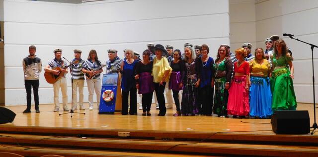 Zum Abschluss des bunten Nachmittags kommen alle Mitwirkenden noch einmal auf die Bühne.