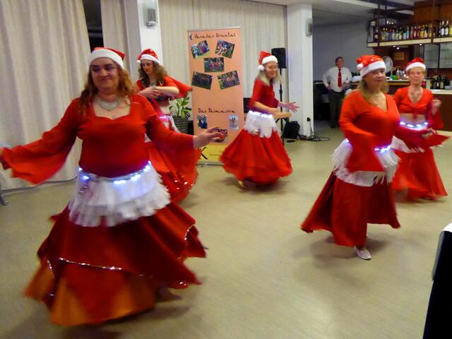 Die Weihnachtsfrauen wünschen eine schöne Adventszeit.