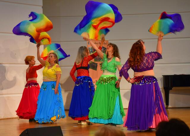 Bunte Schleierfächer wirbeln durch die Luft.