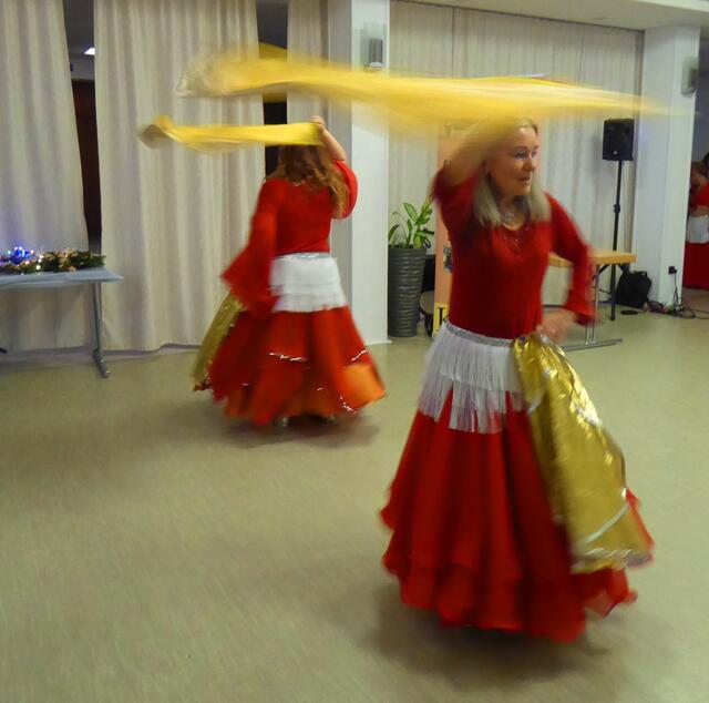 Duo Shimasira: Der Schleierpoi wird um den Kopf herum gewirbelt.