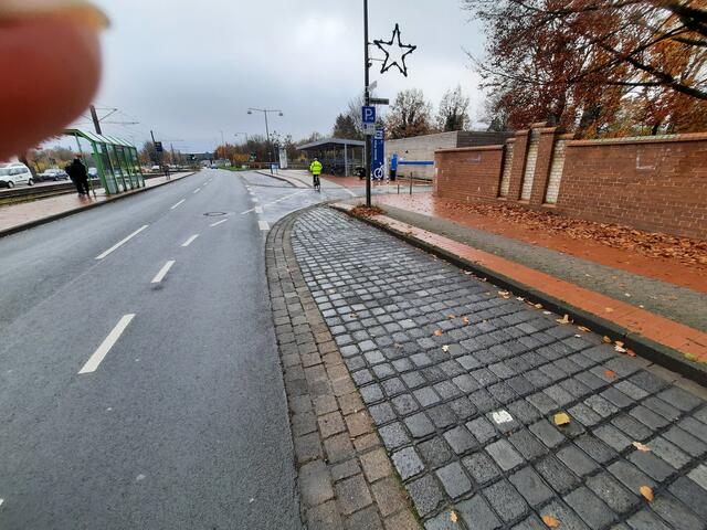 Bild 3/7: Walsroder Straße / Berliner Platz mit Zufahrt von Norden auf die bereits vorhandene 🚲-Abstellanlage, rechts im Bild.