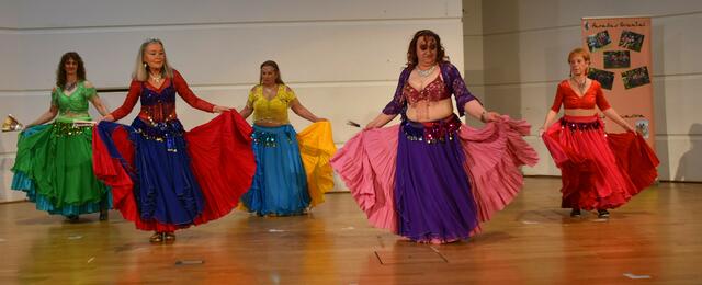 Hier sind alle fünf Tänzerinnen gut zu sehen.