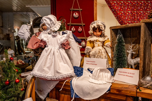 Es weihnachtet im Friedberger Adventshaus - Puppenkleider im Look des Altstadtfestes, genäht und gespendet von Conny Lehmann von Bonin
