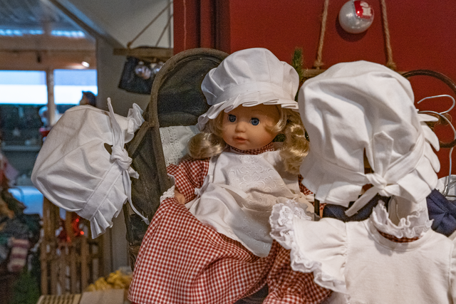 Es weihnachtet im Friedberger Adventshaus - Puppenkleider im Look des Altstadtfestes, genäht und gespendet von Conny Lehmann von Bonin