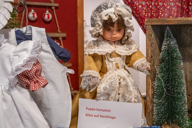 Es weihnachtet im Friedberger Adventshaus - Puppenkleider im Look des Altstadtfestes, genäht und gespendet von Conny Lehmann von Bonin