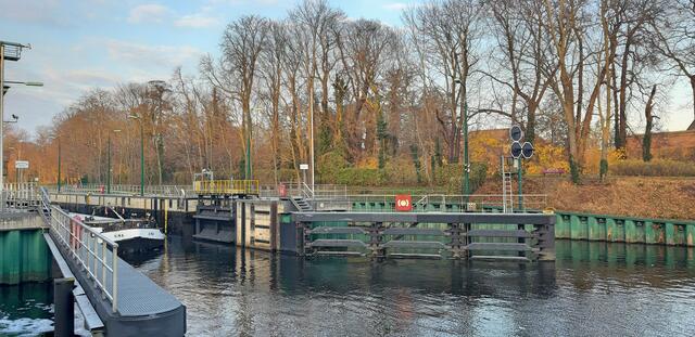 Schiff fährt aus der Schleuse