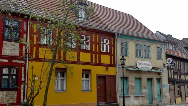 Die Alte Kolkschänke (mit den grünen Fensterläden, leider baufällig) blickt auf eine 100-jährige Kneipengeschichte zurück. Hier kehrten schon die Soldaten ein, die mit dem Garde-Fuß-Artillerie-Regiment auf der Zitadelle stationiert waren. Leider hat die Kneipe vor einigen Jahren ihre Pforten für immer geschlossen.