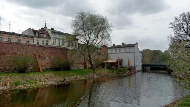 Blick über den Mühlengraben (Seitenarm der Havel) zur alten Stadtmauer vom Möllentorsteg aus,  der eine Verbindung zum Wröhmännerpark schafft.