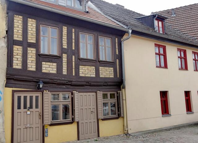 Straße Kolk:  Am Haus-Nr. 2 entdeckte man das Fachwerk unter dem Putz und datierte das Haus auf eine Bauzeit um 1700.