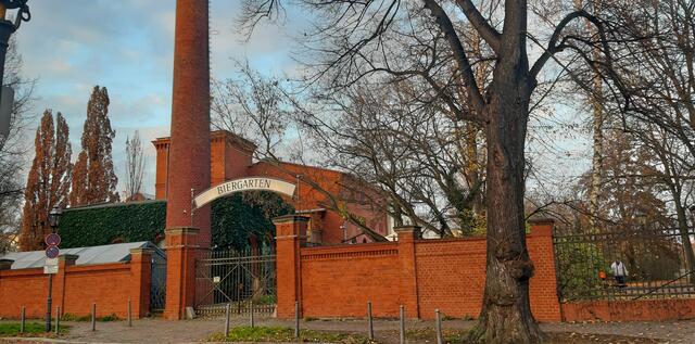 Der Backsteinbau mit Schornstein beherbergt jetzt das Brauhaus Spandau und war früher die Heereswäscherei.