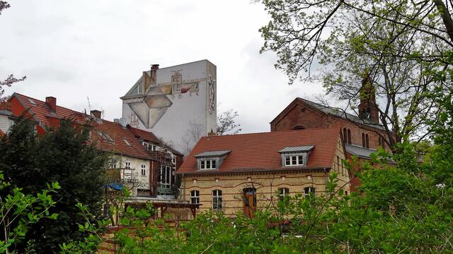 Rechts im Bild die kleine Kirche St. Marien am Behnitz. Diese ist heute ein beliebter Veranstaltungsort für Konzerte und Lesungen.
