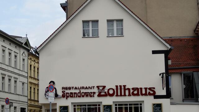 Ende des Rundgangs wieder am Hohen Steinweg. Das Restaurant "Spandower Zollhaus" (ältere Aufnahme) gibt es nicht mehr, es befindet sich jetzt  ein griechisches Restaurant in dem Gebäude.