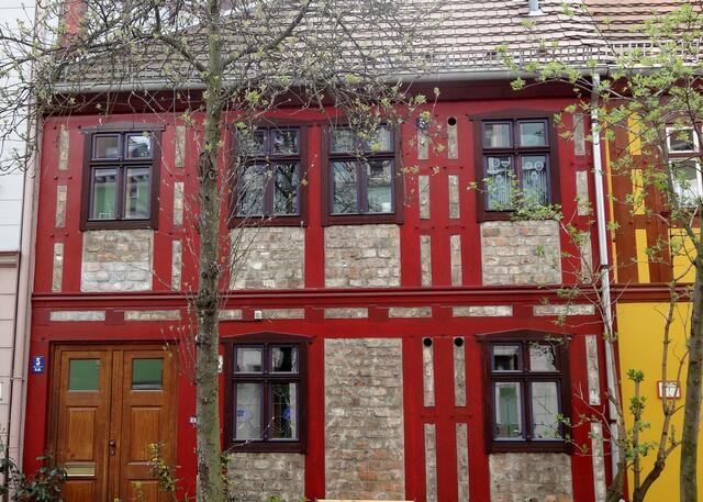 Straße Kolk: Haus-Nr. 5  sieht aus wie ein altes Fachwerkhaus, ist es aber nicht. Vielmehr handelt es sich um einen Neubau aus dem Jahr 1975.