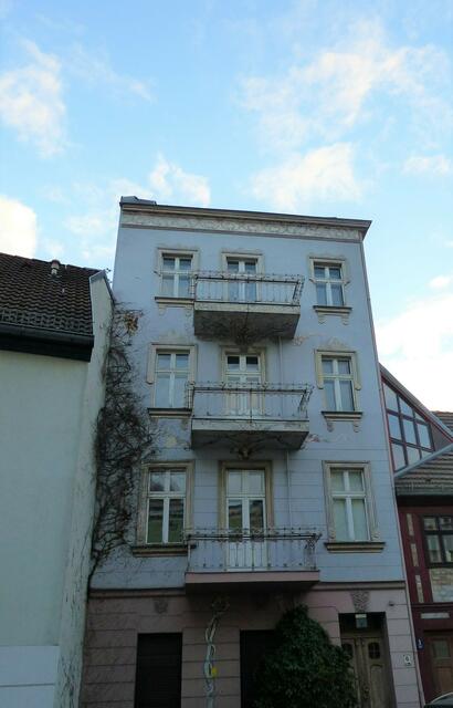 Das Haus mit der Nummer 6 fällt deutlich aus dem Rahmen. Es ist 1905 als typische Berliner Mietskaserne errichtet worden.